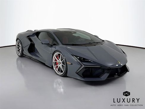 Used 2025 Lamborghini Revuelto image 3