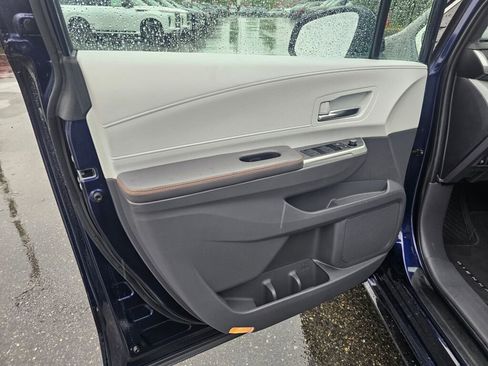 Used 2022 Toyota Sienna XSE FWD image 23