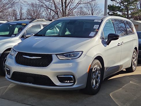 Used 2024 Chrysler Pacifica Limited image 2