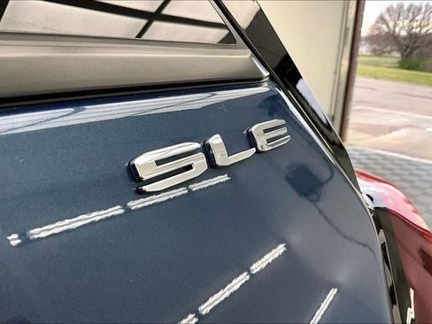 Used 2024 GMC Terrain SLE w/ Driver Convenience Package image 8