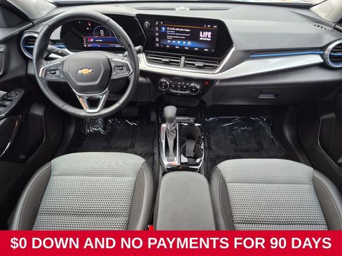 Used 2025 Chevrolet Trax LT w/ LT Convenience Package FWD image 24