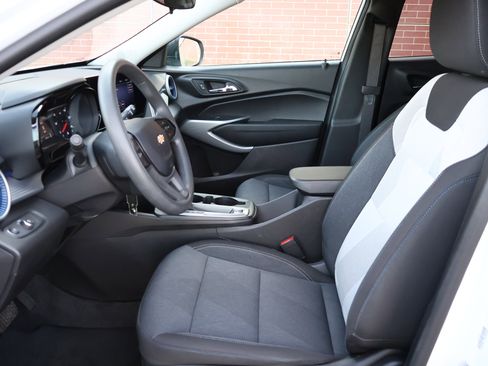 Used 2025 Chevrolet Trax LS image 8