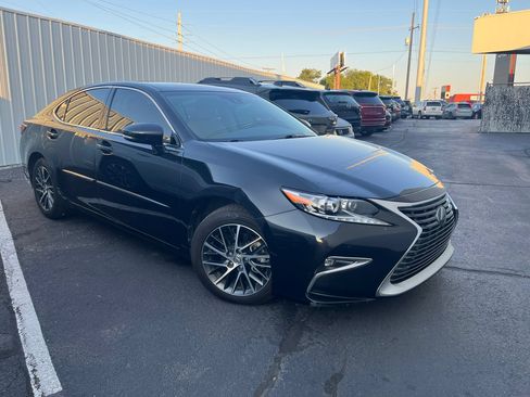 Used 2017 Lexus ES 350 w/ Luxury Package FWD image 5