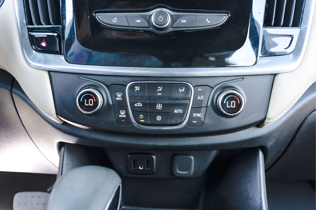 Used 2023 Chevrolet Traverse LS FWD image 33