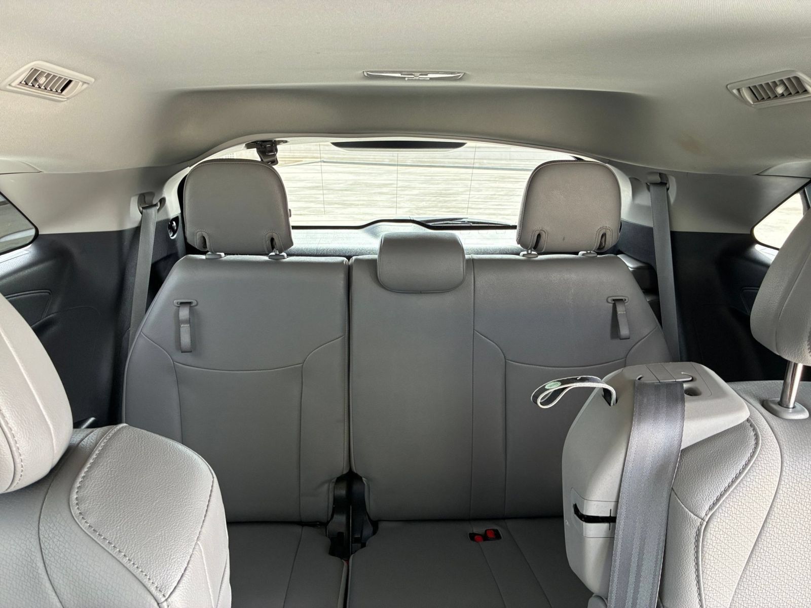 Used 2025 Toyota Sienna XLE FWD image 30
