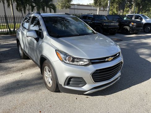 Used 2022 Chevrolet Trax LT w/ LT Convenience Package FWD image 1