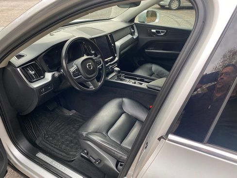 Used 2018 Volvo XC60 T5 Momentum w/ Vision Package image 11
