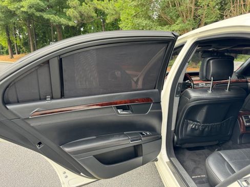 Used 2011 Mercedes-Benz S 63 AMG w/ Driver Assistance Pkg image 31