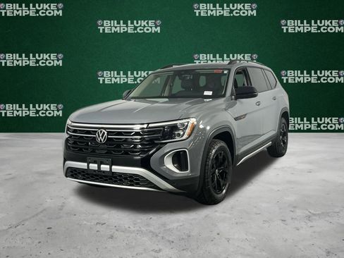 Used 2025 Volkswagen Atlas Peak Edition SE image 4