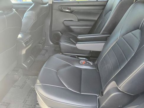 Used 2023 Toyota Highlander XLE image 15