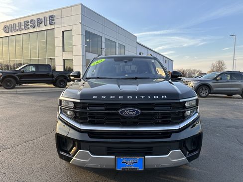 Used 2025 Ford Expedition Platinum image 9