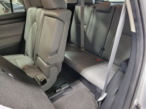 Used 2021 Toyota Highlander XLE AWD/4WD image 58
