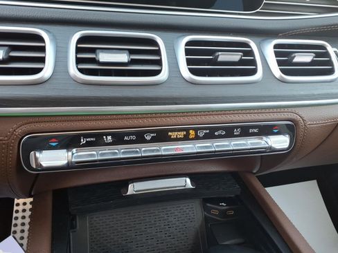 Used 2024 Mercedes-Benz GLS 580 4MATIC image 24