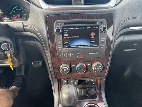 Used 2017 Chevrolet Traverse LT w/ Style and Technology Package image 15