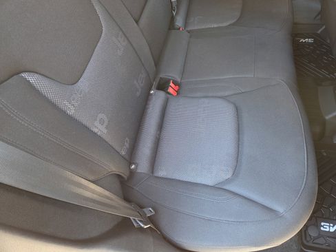 Used 2015 Jeep Renegade Latitude w/ Popular Equipment Group image 19