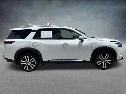 Used 2025 Nissan Pathfinder Platinum FWD image 4