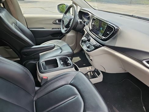 Used 2023 Chrysler Pacifica Touring-L FWD image 10