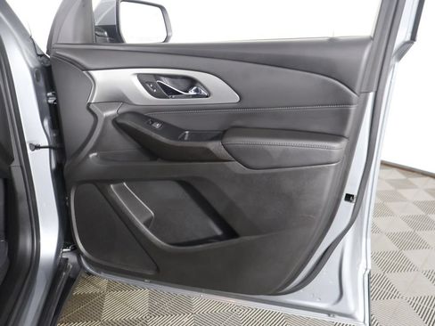Used 2023 Chevrolet Traverse LT FWD image 23