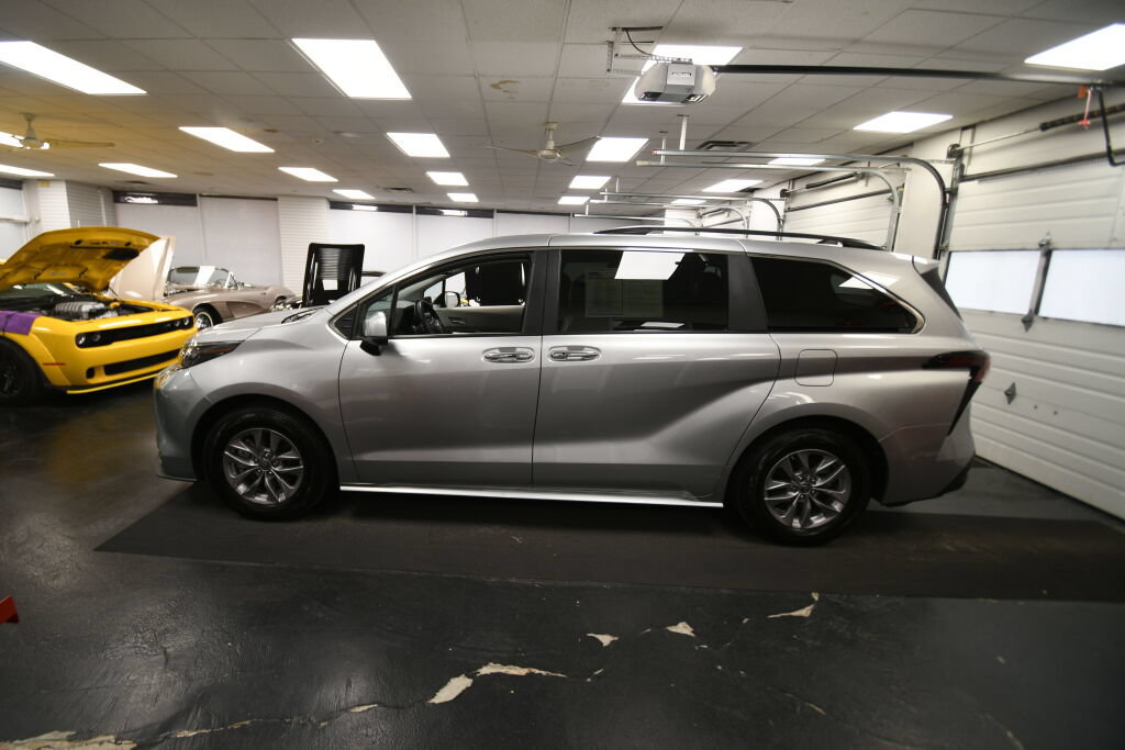 Certified 2024 Toyota Sienna XLE FWD image 4