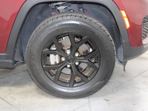 Used 2024 Jeep Grand Cherokee Altitude AWD/4WD image 13