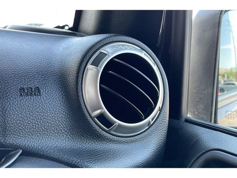 Used 2017 Jeep Wrangler Unlimited Sahara w/ Connectivity Group AWD/4WD image 27