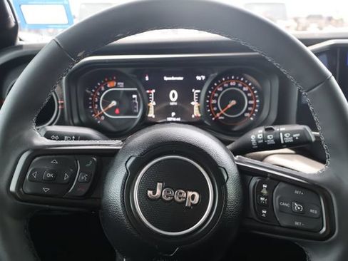 Used 2025 Jeep Wrangler Unlimited Rubicon w/ Convenience Group AWD/4WD image 13