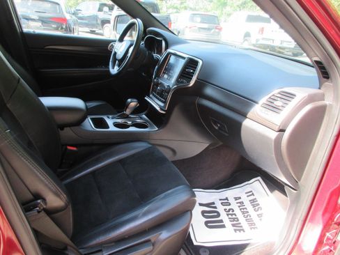 Used 2018 Jeep Grand Cherokee Laredo AWD/4WD image 19