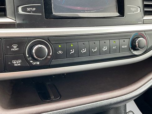 Used 2014 Toyota Highlander LE w/ Preferred Accessory Package image 6