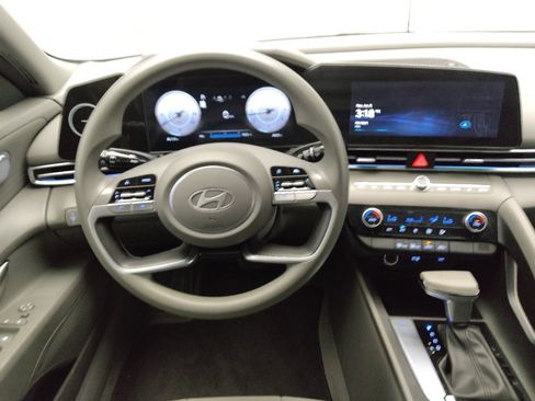 Used 2024 Hyundai Elantra SEL FWD image 22