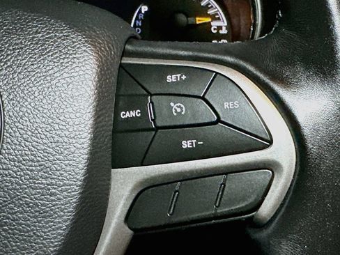 Used 2021 Jeep Grand Cherokee Laredo AWD/4WD image 33
