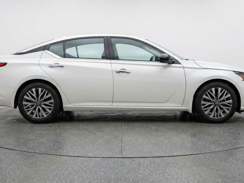 Used 2025 Nissan Altima 2.5 SV FWD image 11
