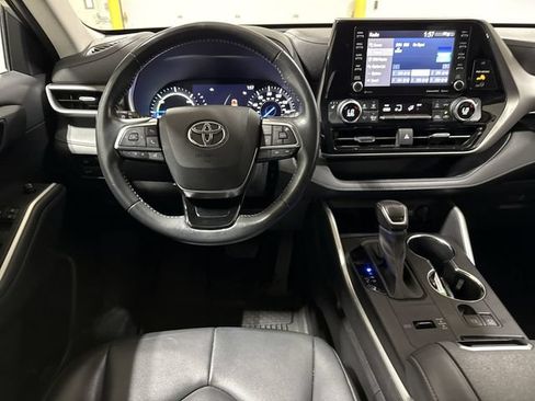 Used 2020 Toyota Highlander XLE AWD/4WD image 11