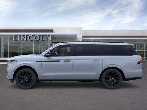 New 2026 Lincoln Navigator L Reserve AWD/4WD image 3