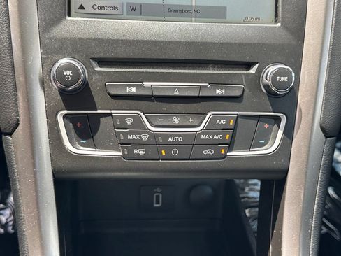 Used 2018 Ford Fusion SE w/ Fusion SE Technology Package FWD image 27