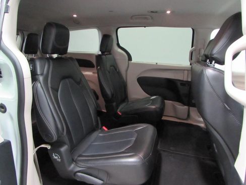 Used 2023 Chrysler Pacifica Touring-L FWD image 18