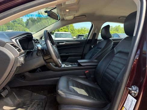 Used 2017 Ford Fusion SE w/ Fusion SE Technology Package FWD image 2