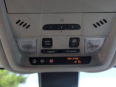 Used 2024 Chevrolet Equinox Premier FWD image 19