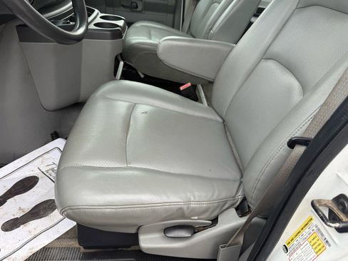 Used 2009 Ford E-350 and Econoline 350 Extended Wagon Super Duty image 16