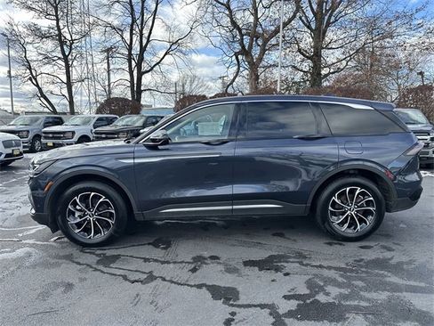 Certified 2024 Lincoln Nautilus Premier image 8