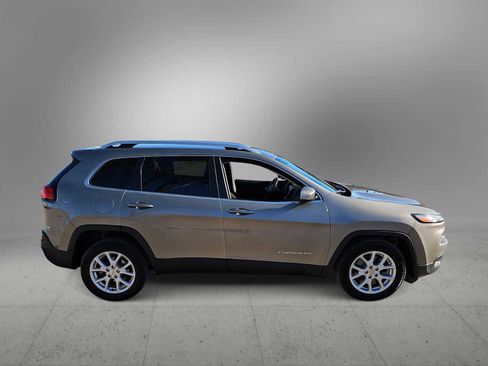 Used 2017 Jeep Cherokee Latitude image 9