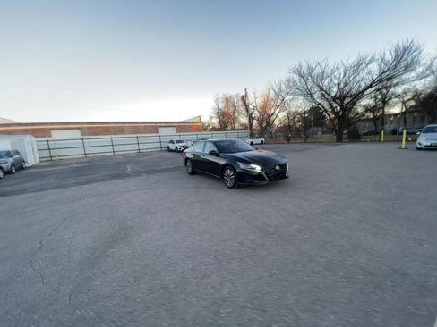 Used 2025 Nissan Altima 2.5 SV image 16