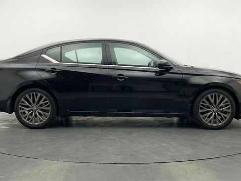 Used 2025 Nissan Altima 2.5 SV FWD image 11
