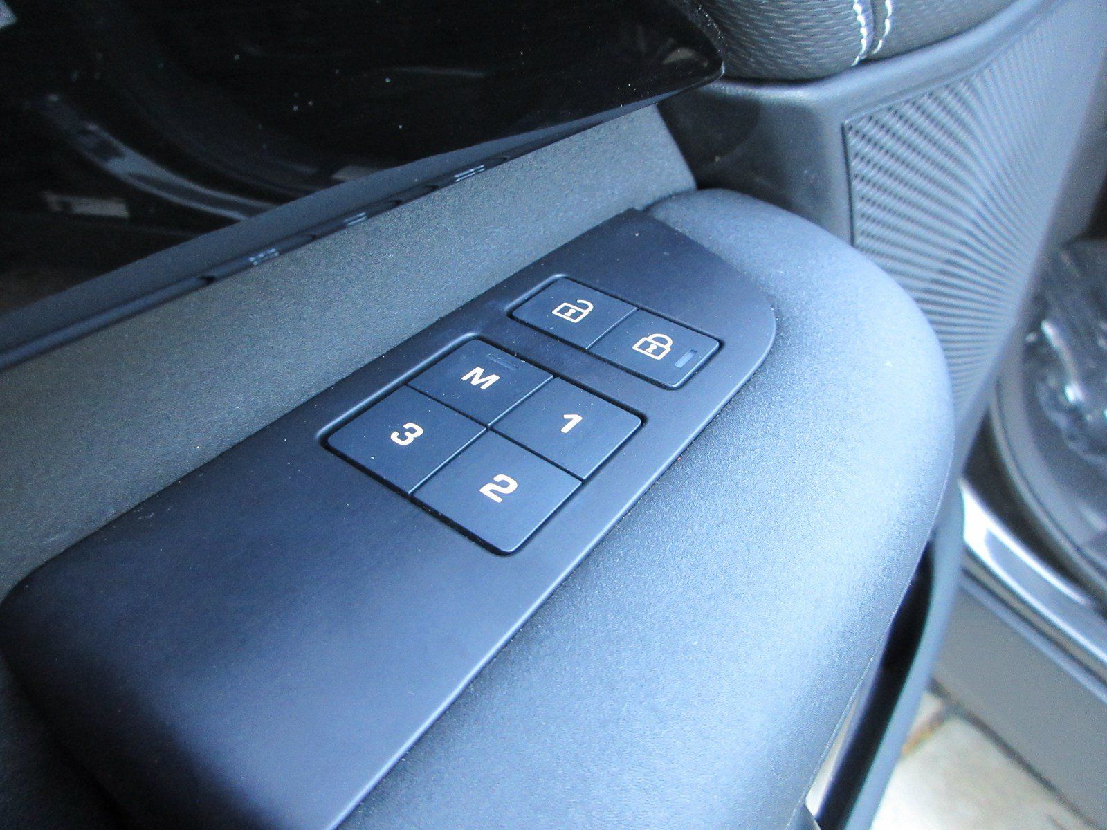 Used 2023 Land Rover Discovery Metropolitan Edition AWD/4WD image 32