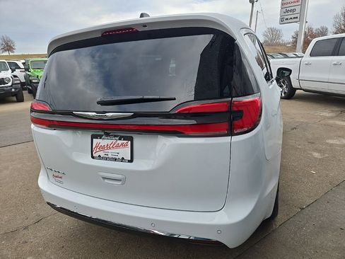 New 2026 Chrysler Pacifica Select image 11