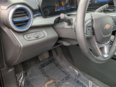 Certified 2025 Chevrolet Trax LT w/ LT Convenience Package image 17