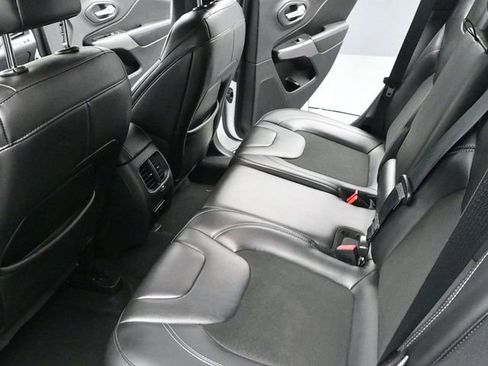 Used 2020 Jeep Cherokee Latitude Plus image 17