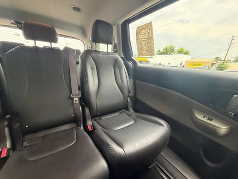 Used 2026 Kia Carnival FWD image 39