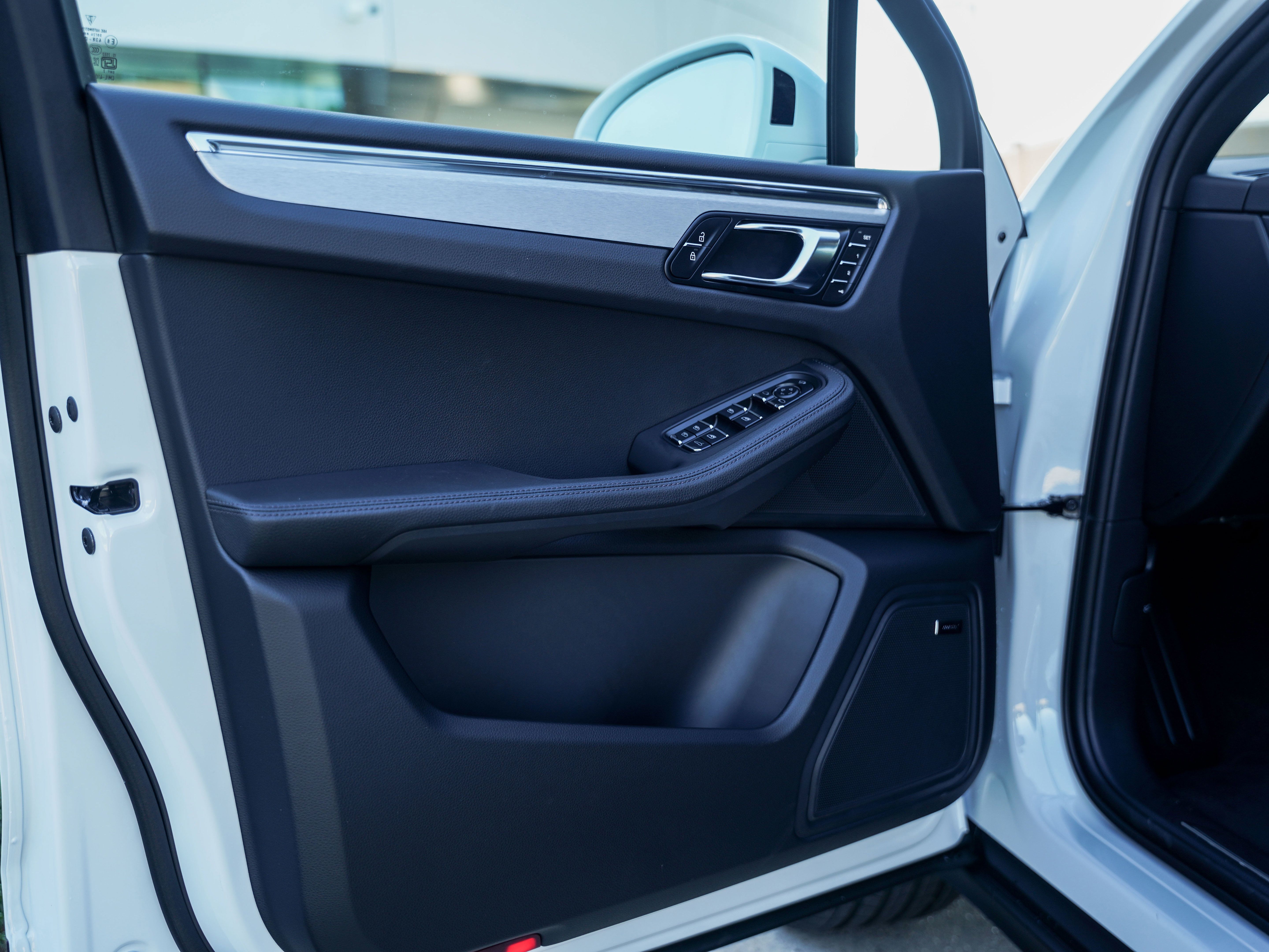 Certified 2026 Porsche Macan AWD/4WD image 16