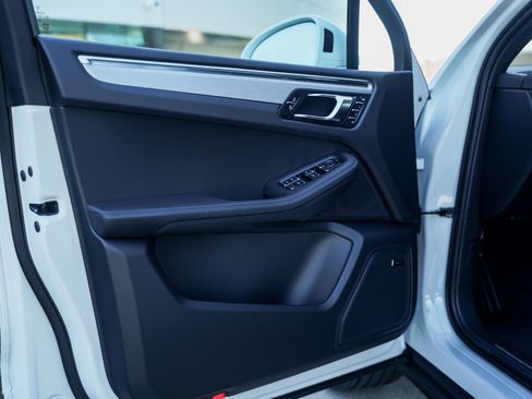 New 2026 Porsche Macan image 16