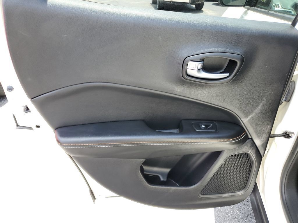 Used 2019 Jeep Compass Latitude AWD/4WD image 9